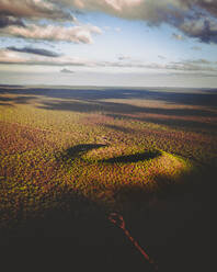 Luftaufnahme des Kalkani-Kraters im Undara Volcanic National Park, Mount Surprise, Queensland, Australien. - AAEF13729