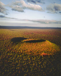 Luftaufnahme des Kalkani-Kraters im Undara Volcanic National Park, Mount Surprise, Queensland, Australien. - AAEF13731