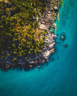 Luftaufnahme von Hawkings Point in Picnic Bay entlang der Küste, Queensland, Australien. - AAEF13738