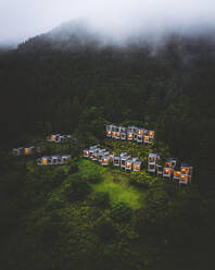 Luftaufnahme eines Hotels in der Nähe des Mount Fuji, Bezirk Minamitsuru, Japan. - AAEF13765