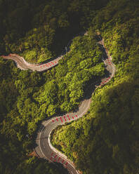 Luftaufnahme einer japanischen Straße in der Nähe von Hakone, Japan. - AAEF13767