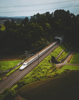 Luftaufnahme eines Shinkansen-Zugs auf einer Eisenbahnstrecke in Japan. - AAEF13784