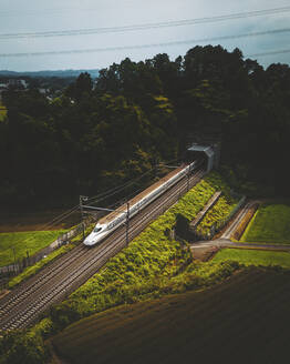 Luftaufnahme eines Shinkansen-Zugs auf einer Eisenbahnstrecke in Japan. - AAEF13785