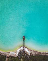 Luftaufnahme eines abstrakten blauen und türkisfarbenen Tonsees in Frankreich. - AAEF13793