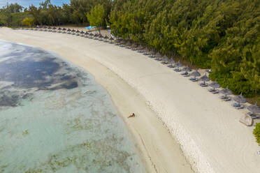 Luftaufnahme eines Spaziergängers am Strand von Ile aux Cerfs, einer kleinen Insel an der Küste von Mauritius. - AAEF13833