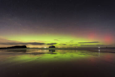 Schöne Aurora Borealis über Seacliff Beach bei Nacht, North Berwick, East Lothian, Schottland - SMAF02110