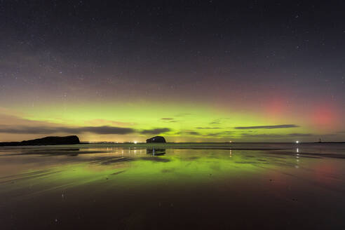 Schöne Aurora Borealis über Seacliff Beach bei Nacht, North Berwick, East Lothian, Schottland - SMAF02110