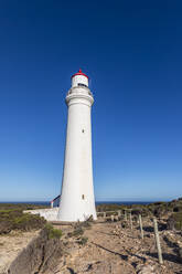 Australien, Victoria, Cape Nelson Lighthouse vor blauem Himmel - FOF12682