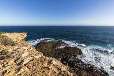 Australien, Victoria, Ufer des Cape Nelson State Park mit klarer Linie des Horizonts über dem Meer im Hintergrund - FOF12683