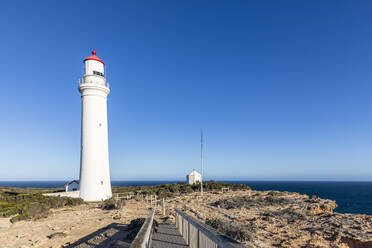 Australien, Victoria, Cape Nelson Lighthouse vor blauem Himmel - FOF12684