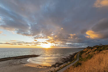 Australien, Victoria, Portland, Pivot Beach Portland bei bewölktem Sonnenaufgang - FOF12685