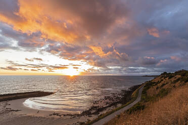 Australien, Victoria, Portland, Pivot Beach Portland bei bewölktem Sonnenaufgang - FOF12686