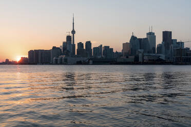 Canada, Ontario, Toronto, Skyline of lakeshore city at sunset - WPEF05707