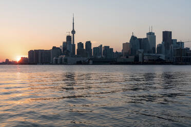 Kanada, Ontario, Toronto, Skyline der Stadt am Seeufer bei Sonnenuntergang - WPEF05707