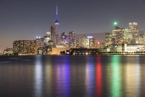 Kanada, Ontario, Toronto, Skyline der Stadt am Seeufer bei Nacht - WPEF05709