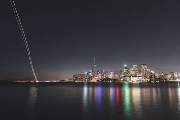 Kanada, Ontario, Toronto, Skyline der Stadt am Seeufer bei Nacht - WPEF05710