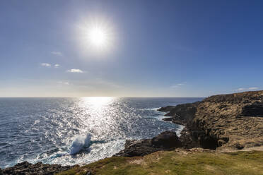 Australien, Victoria, Cape Bridgewater, Sonne scheint über Bridgewater Blowholes - FOF12695