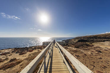 Australien, Victoria, Cape Bridgewater, Die Sonne scheint über der Promenade, die zu den Bridgewater Blowholes führt - FOF12696