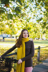 Schöne Frau auf dem Fahrrad im Herbstpark - AMWF00076