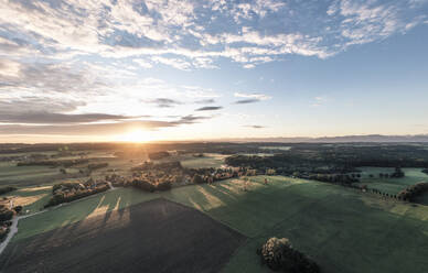 Luftaufnahme einer ländlichen Landschaft bei Sonnenaufgang im Frühling - WFF00562