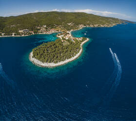 Luftaufnahme der Halbinsel Prizba mit Blick auf das Adriatische Meer entlang der Küste in Kroatien. - AAEF13850