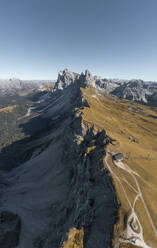 Panoramablick aus der Luft auf Berggipfel und Hütten in den italienischen Alpen im Herbst, Seceda, Dolomiten, Italien. - AAEF13855