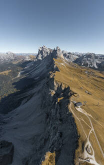 Panoramablick aus der Luft auf Berggipfel und Hütten in den italienischen Alpen im Herbst, Seceda, Dolomiten, Italien. - AAEF13855