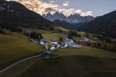 Luftaufnahme einer Kapelle und Berge in den Alpen, St. Magdalena, Italien. - AAEF13856