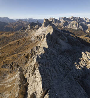 Luftaufnahme der italienischen Bergkette im Herbst, Passo Giau, Cortina, Dolomiten, Italien. - AAEF13857
