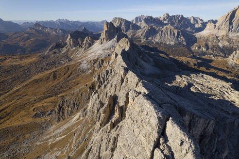Luftaufnahme der italienischen Bergkette im Herbst, Passo Giau, Cortina, Dolomiten, Italien. - AAEF13858