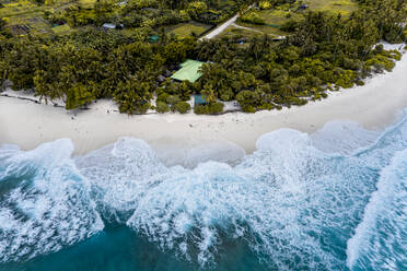 Luftaufnahme des Strandes von Fuvahmulah mit brechenden Wellen, Malediven. - AAEF13875