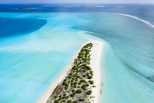 Panoramablick aus der Luft auf eine Sandbank mit blauer Lagune, umgeben von einem Riff und einigen Inseln in der Ferne, Malediven. - AAEF13877