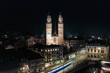 Luftaufnahme des Großmünsters bei Nacht, Zürich, Schweiz. - AAEF13886