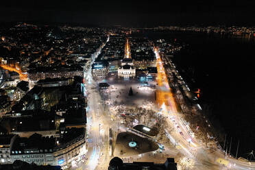 Luftaufnahme des Sechselautenplatzes, eines großen Platzes entlang des Flusses Limit bei Nacht, Zürich, Schweiz. - AAEF13887