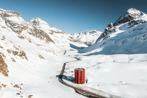 Luftaufnahme des Juliertheaters entlang der Straße mit Schnee auf dem Berg, Schweiz. - AAEF13890