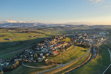 Luftaufnahme der Stadt Romont auf einem kleinen Hügel, Schweiz. - AAEF13892