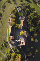 Luftaufnahme von Schloss Lenzburg auf einer Anhöhe, Lenzburg, Schweiz. - AAEF13899