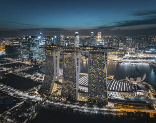 Luftaufnahme der Marina Bay in Singapur während der blauen Stunde, Republik Singapur. - AAEF13906