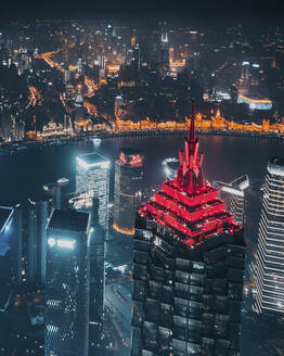 Luftaufnahme des Jin Mao-Turms mit Blick auf den Bund bei Nacht in Shanghai, China. - AAEF13910