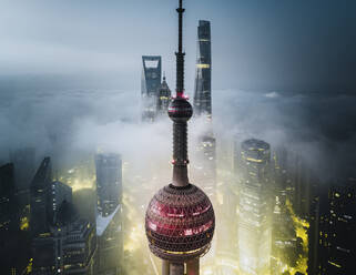 Luftaufnahme des Lujiazui-Gebiets aus der Nähe bei niedrigem Nebel bei Sonnenaufgang in Shanghai, China. - AAEF13919