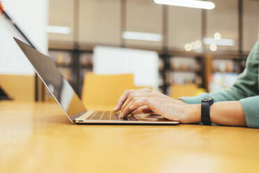 Geschäftsfrau die Hände tippen auf dem Laptop am Schreibtisch im Büro - OYF00655