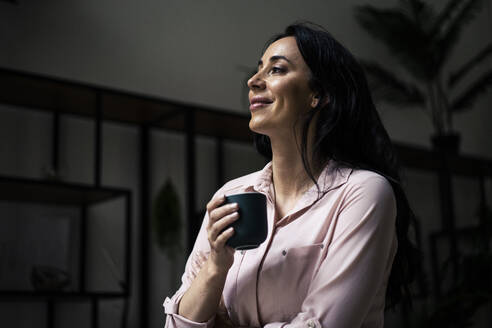 Lächelnde Geschäftsfrau beim Kaffee im Büro - JOSEF06495
