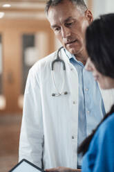 Krankenschwester bespricht sich mit Arzt über Tablet-PC im Krankenhaus - JOSEF06572
