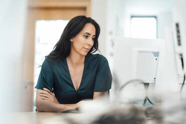 Geschäftsfrau mit Computer am Schreibtisch in einem Coworking-Büro - JOSEF06598