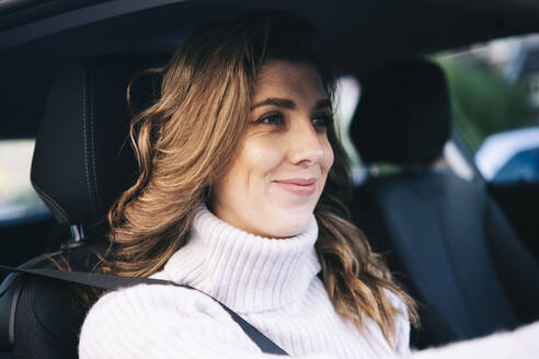 Lächelnde Frau am Steuer eines Autos - AMWF00083