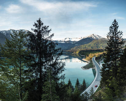 Schöner Blick auf die Faller-Klamm-Brücke, die in Richtung Berge führt, Sylvensteinsee, Lenggries, Bayern, Deutschland - WFF00580