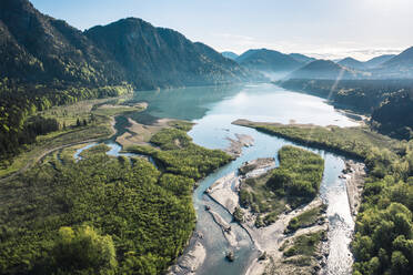 Sylvensteinsee inmitten von Bergen an einem sonnigen Tag, Lenggries, Bayern, Deutschland - WFF00585