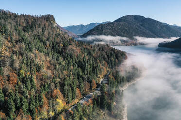 Nebelschwaden über dem Sylvensteinsee, Bad Tolz, Bayern, Deutschland - WFF00591