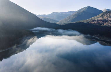 Schöne Aussicht auf den Sylvensteinsee inmitten von Bergen bei nebligem Wetter, Bad Tolz, Bayern, Deutschland - WFF00595