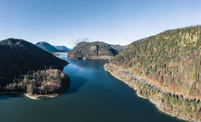 Sylvensteinsee inmitten von Bergen an einem sonnigen Tag, Bad Tolz, Bayern, Deutschland - WFF00597